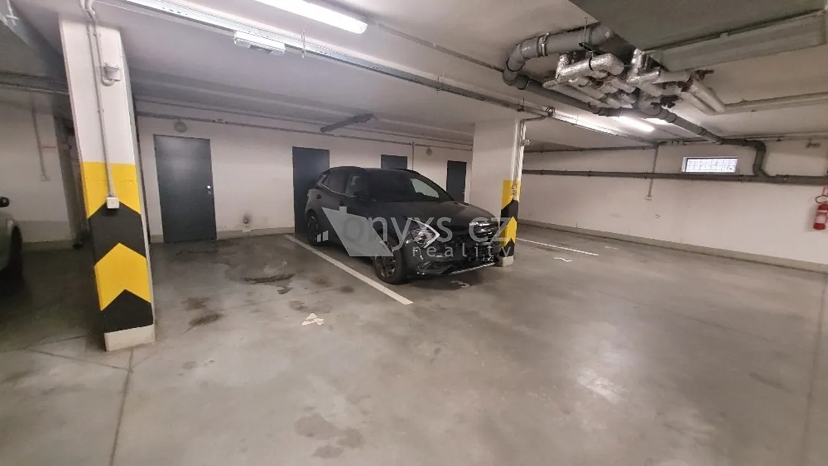 Pronájem garážového stání 12 m²